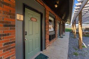 Exterior detail - Wander Wears Lodge, Hikers Paradise (Sevierville)