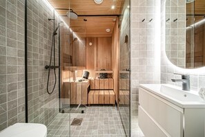 Shower, eco-friendly toiletries, hair dryer, bidet - Gielas Joiku Chalet - Ski-in Ski-out & Mountain View (Kittilä)