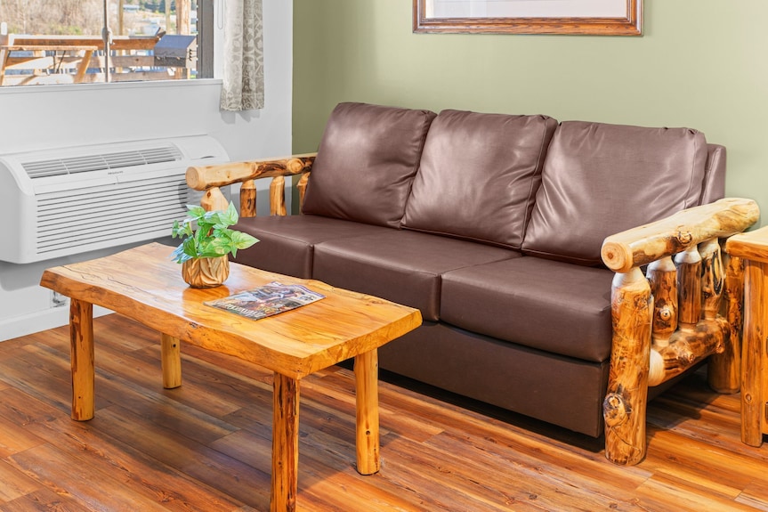 Morning Glory | Queen Suite For 4 W/sleeper Sofa - Townsend, TN