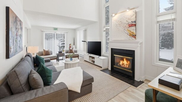 A spacious living room with a fireplace, a television, and a sofa. - Modern Escape - Steps to Village + Summer Pool (The Blue Mountains)