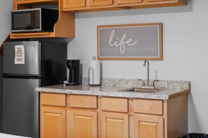 Fridge, microwave, coffee/tea maker - Meadow View | King Suite for 2 | Wears Valley (Sevierville)