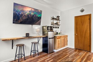 Kühlschrank, Mikrowelle, Wasserkocher mit Kaffee-/Teezubehör
