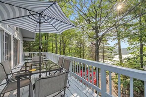 Outdoor dining - Pocono Lake Therapy House • Kayaks and Sunset View (Tobyhanna)