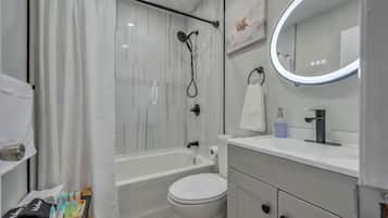 Secadora de cabello, toallas, jabón, shampoo