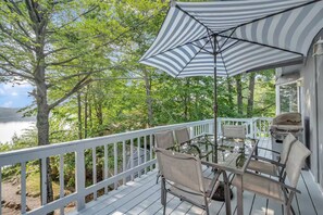 Outdoor dining - Pocono Lake Therapy House • Kayaks and Sunset View (Tobyhanna)