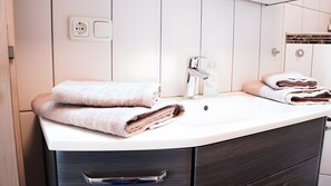 Shower, hair dryer, towels - Family Schleicher Holiday Apartment (Sondheim vor der Rhön)