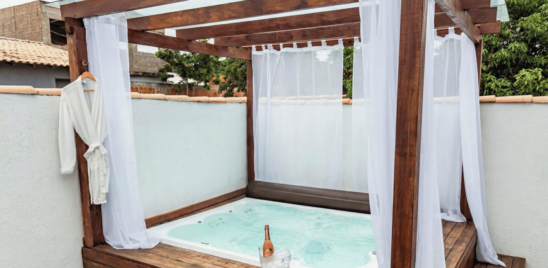 Outdoor spa tub