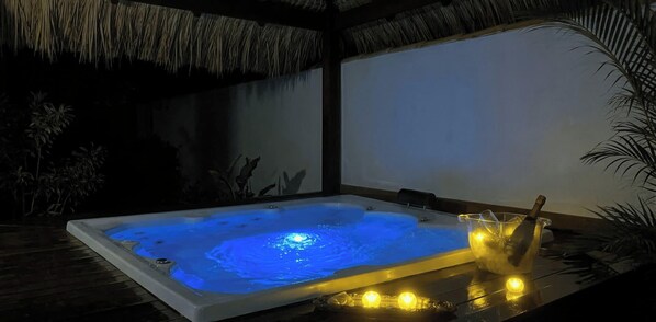 Outdoor spa tub - Casa em Cabo Frio com Spa de Cromoterapia (Cabo Frio)