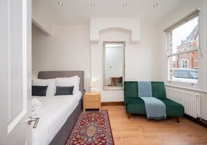 5 slaapkamers, een strijkplank/strijkijzer, gratis wifi, beddengoed