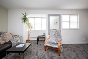TV - Grove Park Flat with Transport Links and G/parking - Pass the Keys (London)