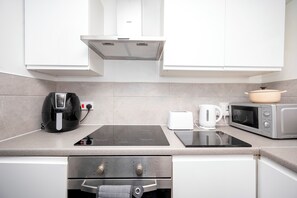 Fridge, microwave, oven, toaster - Grove Park Flat with Transport Links and G/parking - Pass the Keys (London)