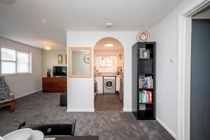 Interior - Grove Park Flat with Transport Links and G/parking - Pass the Keys (London)