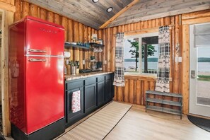 Refrigerador, microondas, parrilla de estufa y cafetera y tetera 