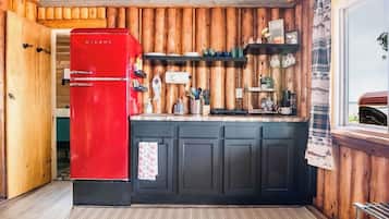 Réfrigérateur, micro-ondes, plaque de cuisson, cafetière/bouilloire