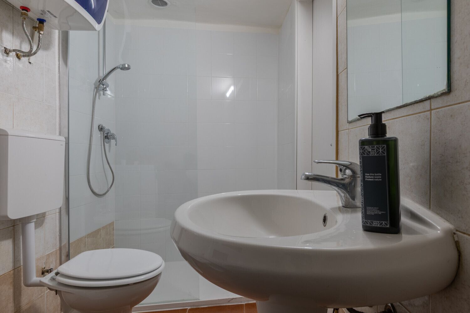 Douche, sèche-cheveux, bidet, serviettes fournies