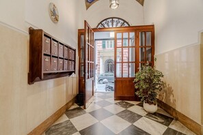 Interior - GuestHost - Spacious and welcoming 120 square meters apartment, perfect for six people, located on the second floor of a historic building with an elevator (NOT accessible to disabled guests).The property is centrally located in Genoa, just a 5-minute wa (Genoa)