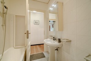Shower, bidet, towels - GuestHost - Spacious and welcoming 120 square meters apartment, perfect for six people, located on the second floor of a historic building with an elevator (NOT accessible to disabled guests).The property is centrally located in Genoa, just a 5-minute wa (Genoa)