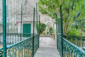 Property grounds - GuestHost - Spacious and welcoming 120 square meters apartment, perfect for six people, located on the second floor of a historic building with an elevator (NOT accessible to disabled guests).The property is centrally located in Genoa, just a 5-minute wa (Genoa)