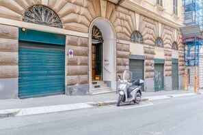 Exterior detail - GuestHost - Spacious and welcoming 120 square meters apartment, perfect for six people, located on the second floor of a historic building with an elevator (NOT accessible to disabled guests).The property is centrally located in Genoa, just a 5-minute wa (Genoa)