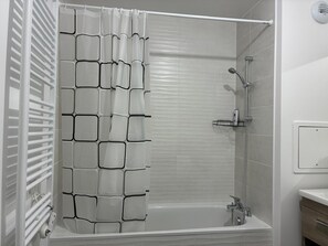 Haartrockner, Bidet, Handtücher, Seife