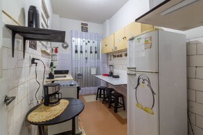 Coffee/tea maker, fridge, microwave, oven - 4 minutes from Ipanema Beach | VP303 (Rio de Janeiro)