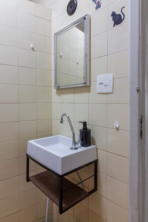 Shower, hair dryer, towels, shampoo - 4 minutes from Ipanema Beach | VP303 (Rio de Janeiro)