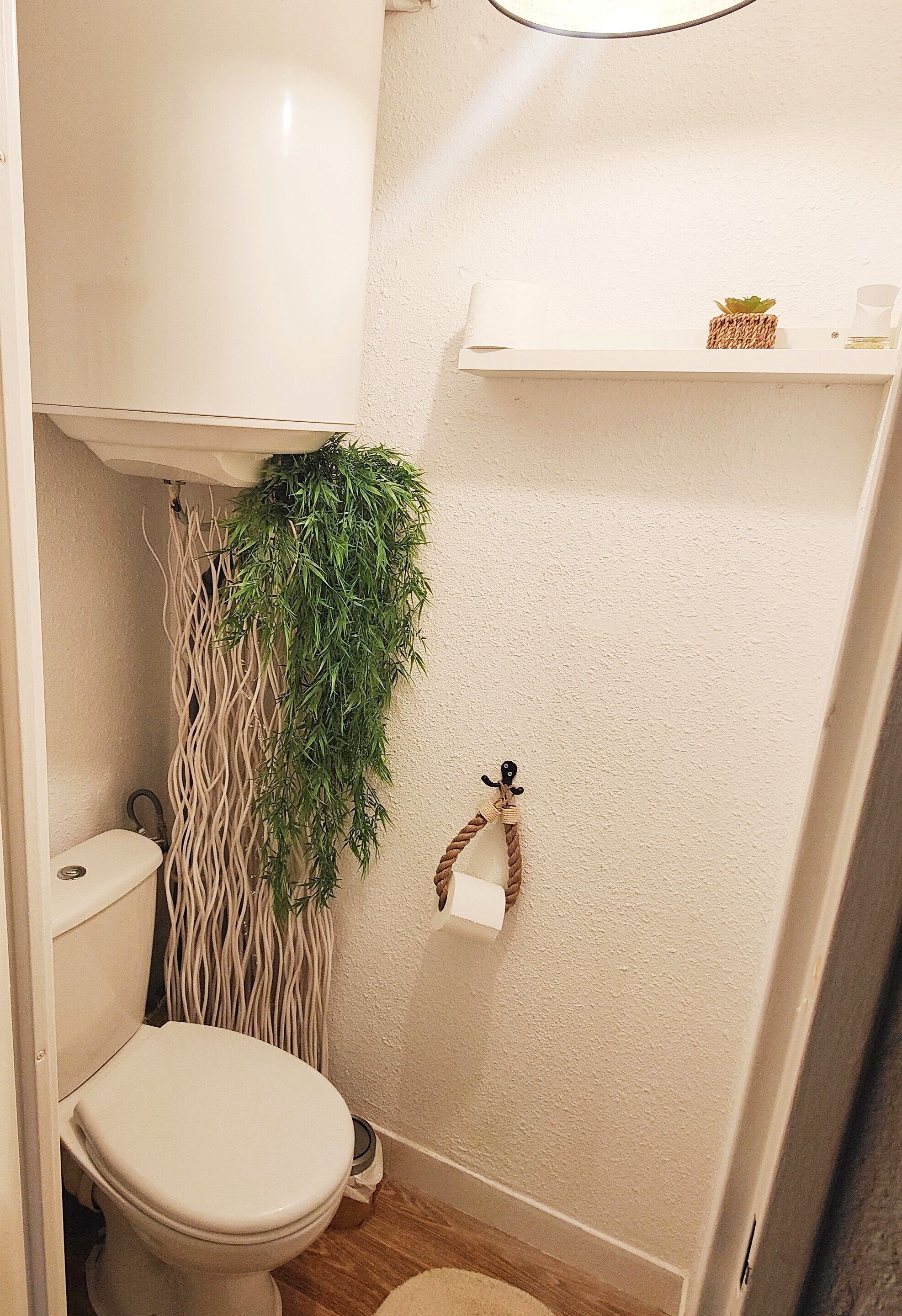 Douche, sèche-cheveux, serviettes fournies