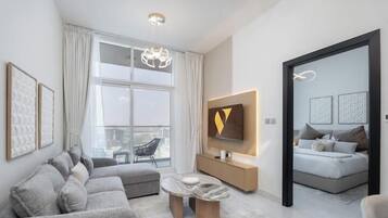 Luxe appartement, balkon, uitzicht op de stad | Woonruimte | Een 65-inch smart-tv met kabelzenders
