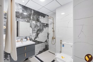 Luksushuoneisto, parveke, kaupunkinäköala | Kylpyhuone