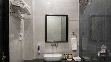 Doppia Deluxe | Bagno | Doccia, set di cortesia gratuito, asciugamani, sapone