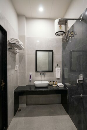 Habitación Deluxe doble | Baño | Ducha, artículos de higiene personal gratuitos, toallas y jabón