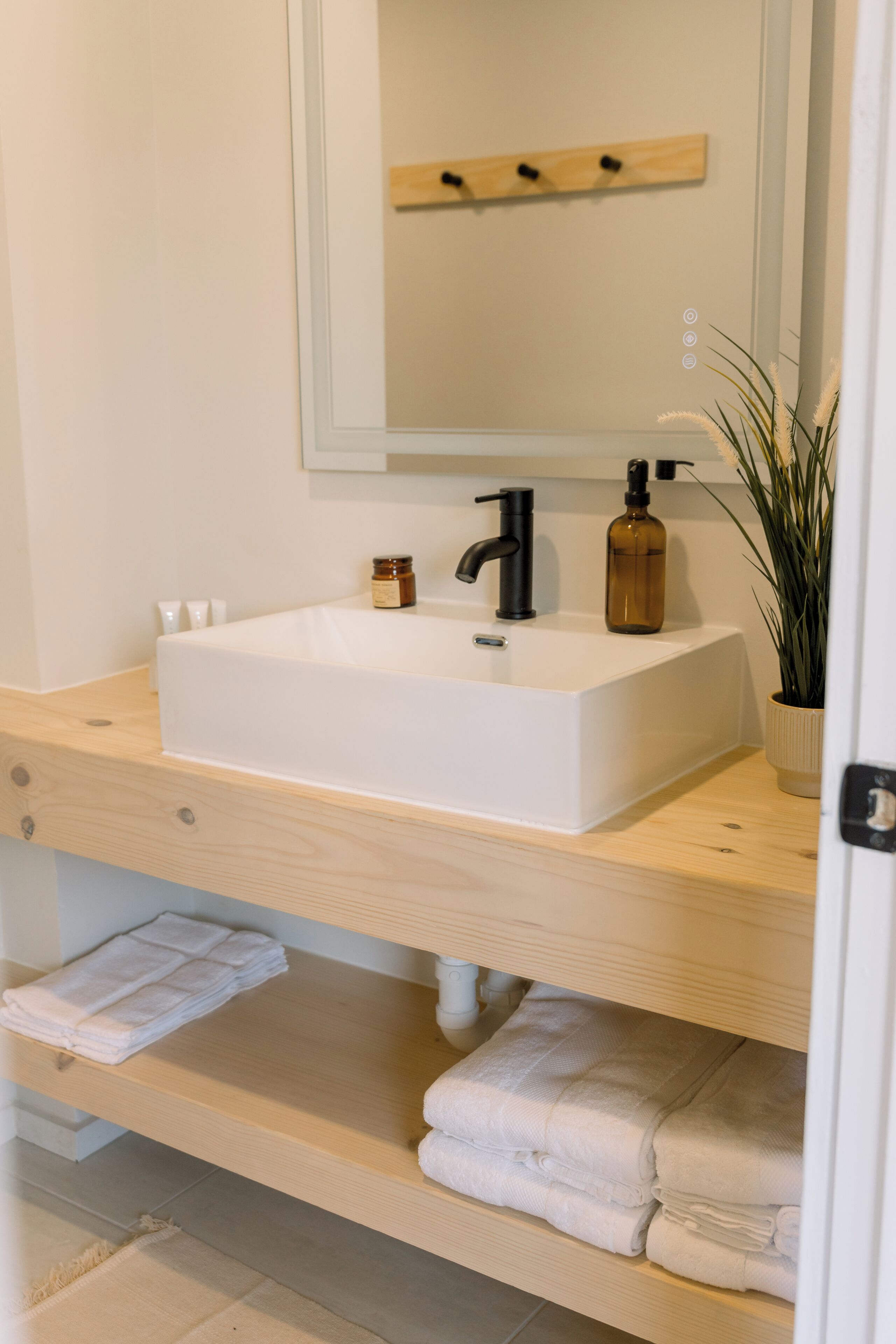 Douche, serviettes fournies, savon, shampooing