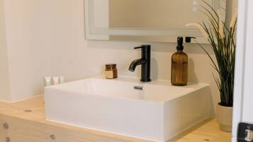 Douche, serviettes fournies, savon, shampooing