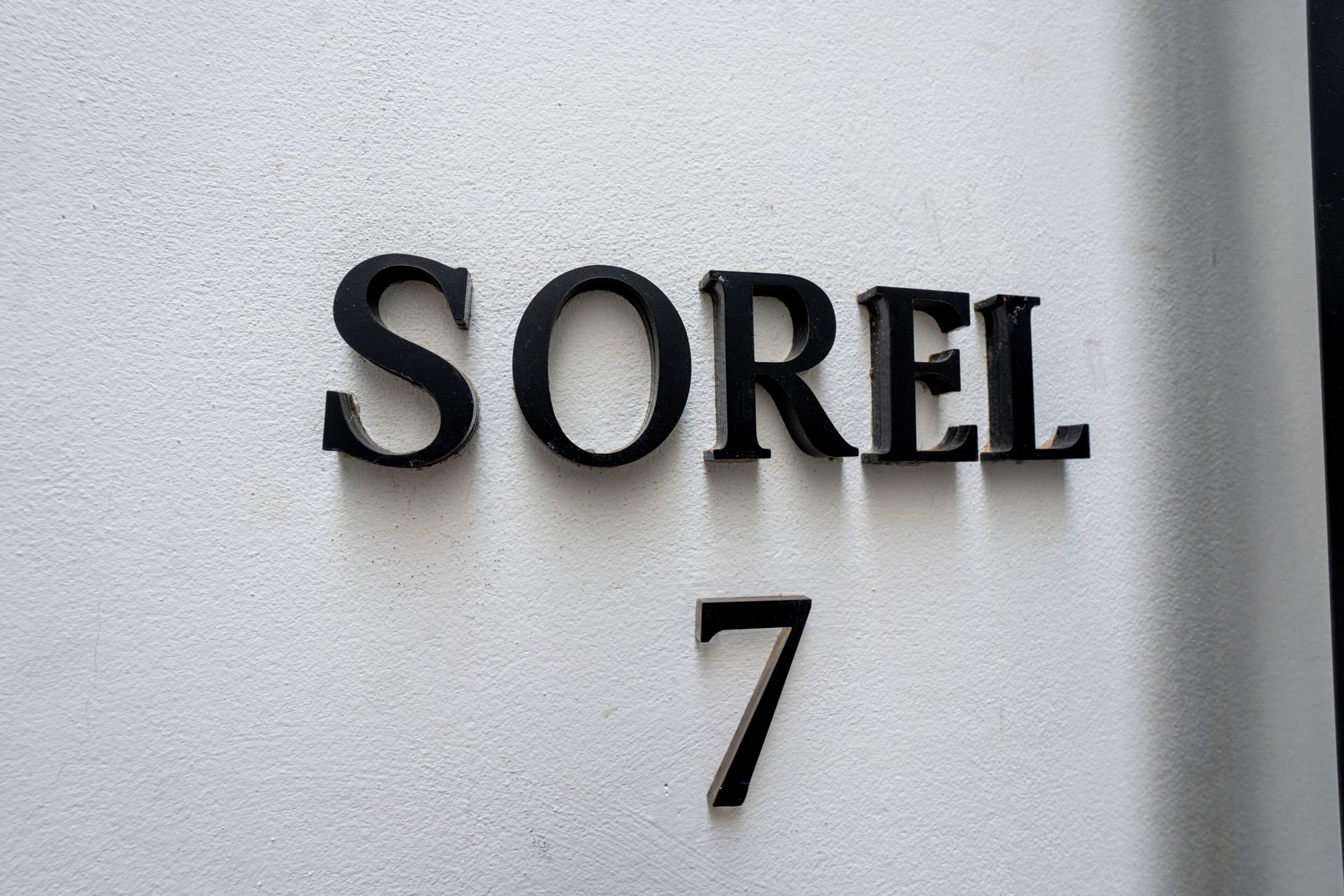 Seinälle kiinnitetty kyltti, jossa lukee: ”SOREL 7”.