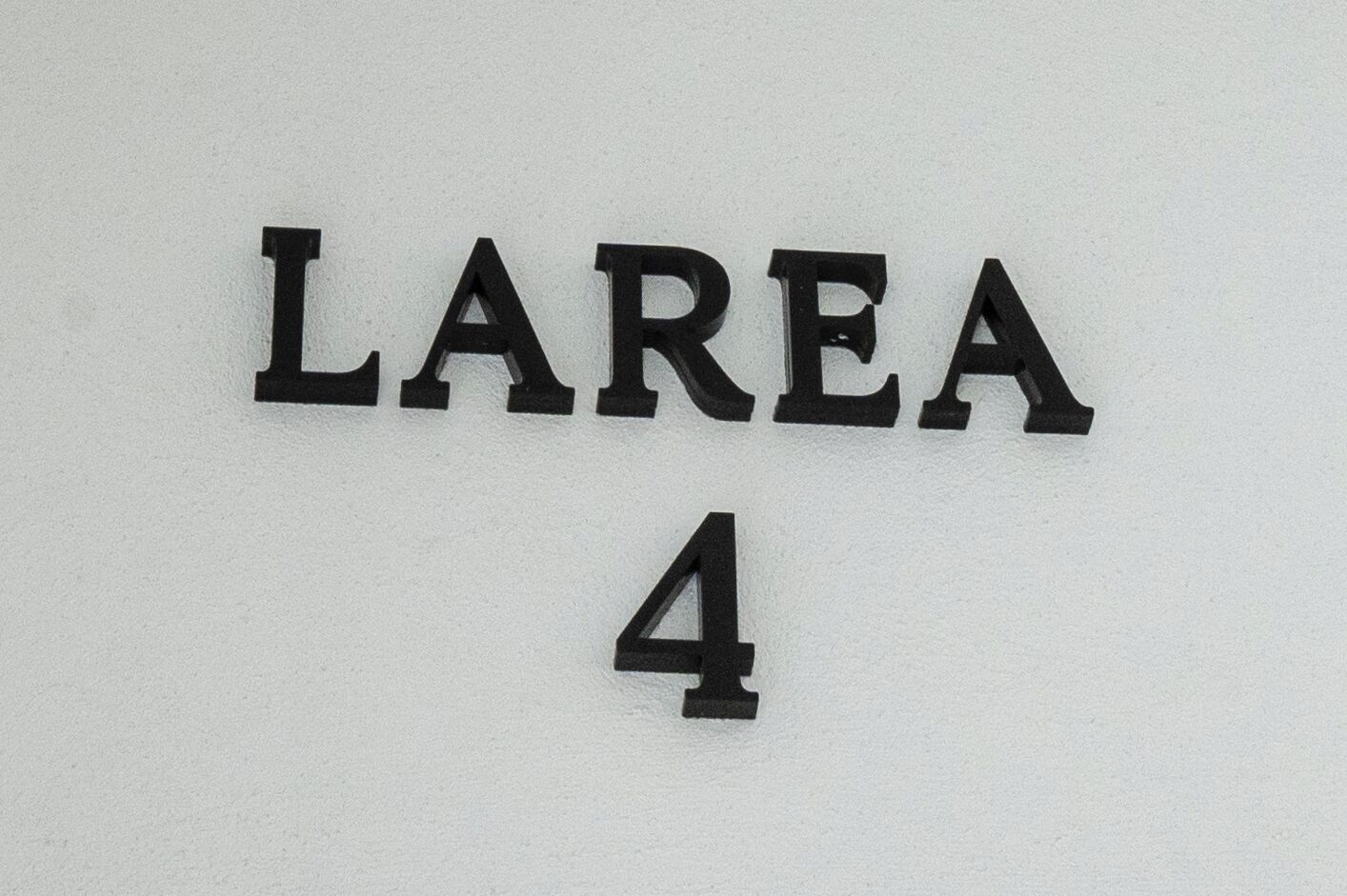 Un senyal amb el text 'LAREA 4' sobre un fons blanc.