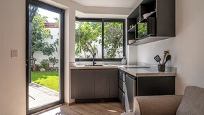 Een moderne keuken met een schuifdeur naar een tuin.