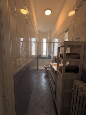 Bathroom - Vrbo Property (Torino)