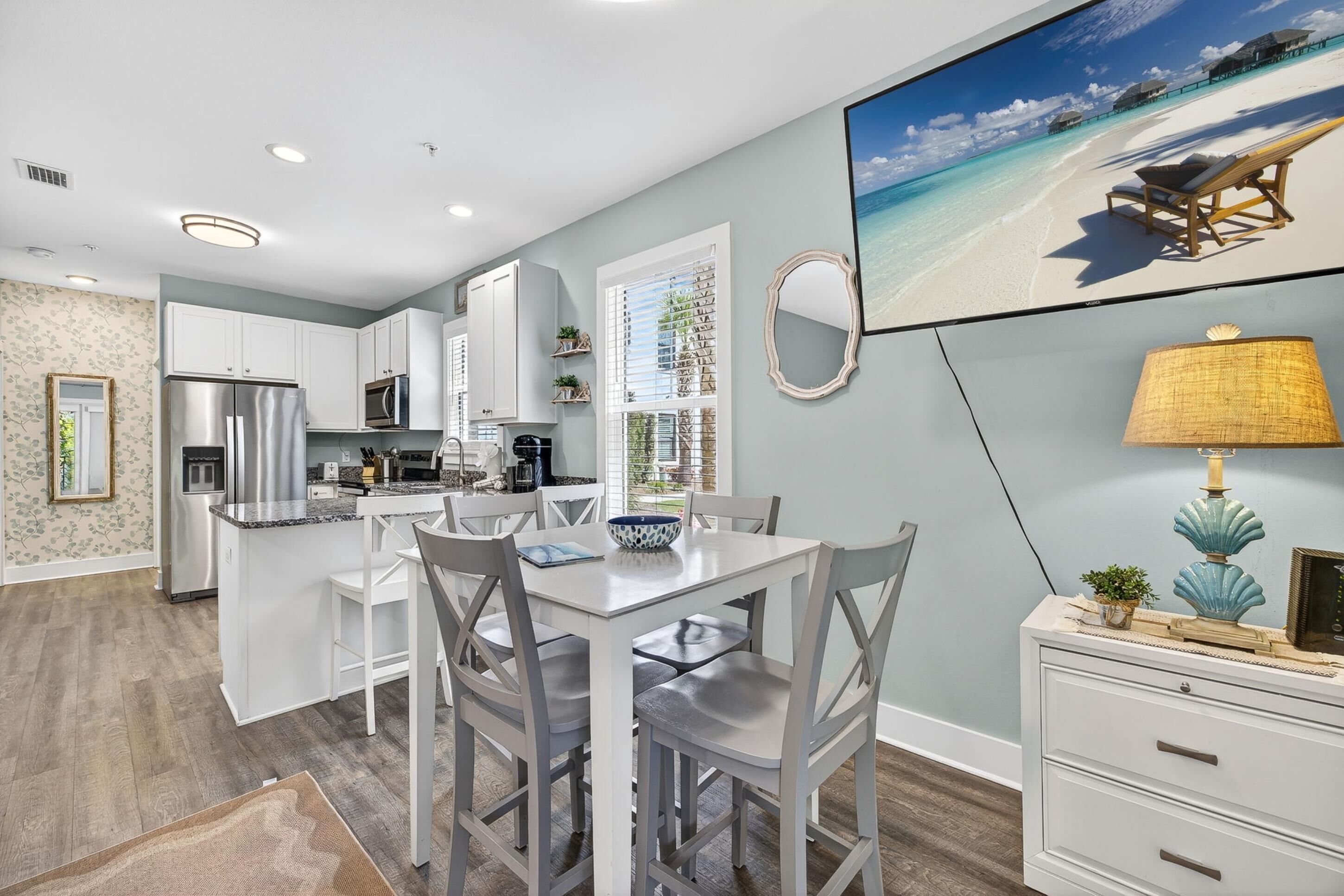 Apartment, Blick auf die Anlage | Essbereich im Zimmer