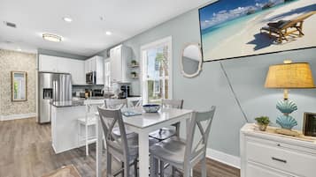 Apartment, Blick auf die Anlage | Essbereich im Zimmer