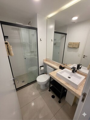 Secadora de cabello, toallas, papel de baño 