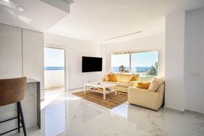 Living area - Beachfront Penthouse with panoramic sea view in Puerto Banus, pool and parking (Marbella)