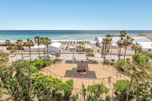 Sport court - Beachfront Penthouse with panoramic sea view in Puerto Banus, pool and parking (Marbella)