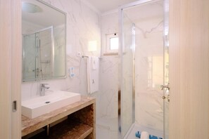 Douche, séchoir à cheveux, serviettes fournies