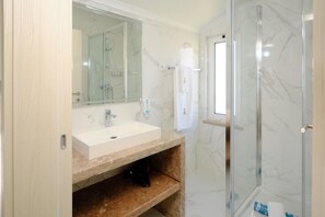 Douche, sèche-cheveux, serviettes fournies
