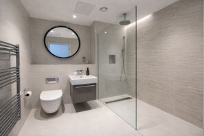 Bathroom - 3BDR King's Cross Apt w/ 2 Balconies, Workspace & Wi-Fi near St Pancras & Camden (London)