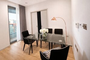 Dining - 3BDR King's Cross Apt w/ 2 Balconies, Workspace & Wi-Fi near St Pancras & Camden (London)