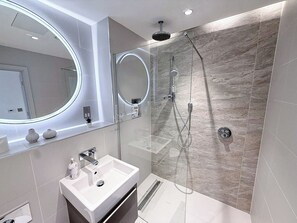 Shower, hair dryer, towels, soap - King's Cross 3BDR Apt w/ 2 Balconies, Workspace & Wi-Fi near St Pancras & Camden (London)