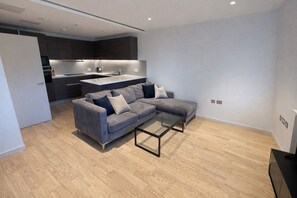 Living area - 3BDR King's Cross Apt w/ 2 Balconies, Workspace & Wi-Fi near St Pancras & Camden (London)