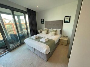 Room - 3BDR King's Cross Apt w/ 2 Balconies, Workspace & Wi-Fi near St Pancras & Camden (London)