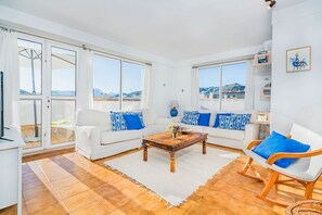 TV, fireplace - Atico - Penthouse Bressol (Port de Pollença)